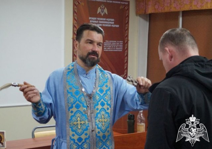 Росгвардейцы обсудили значение духовной помощи с руководителем миссионерского отдела Череповецкой епархии