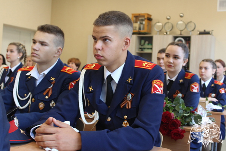 Сотрудники и военнослужащие Управления Росгвардии по Вологодской области поздравили учеников подшефной школы с Днем знаний