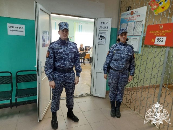 Сотрудники и военнослужащие Росгвардии приняли участие в обеспечении правопорядка на избирательных участках Вологодской области