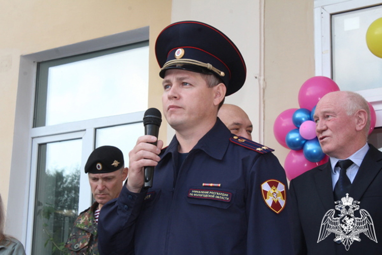 Сотрудники и военнослужащие Управления Росгвардии по Вологодской области поздравили учеников подшефной школы с Днем знаний