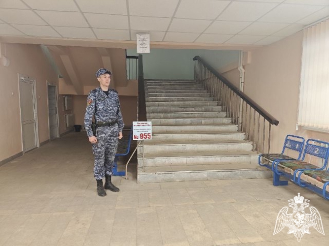 Сотрудники и военнослужащие Росгвардии приняли участие в обеспечении правопорядка на избирательных участках Вологодской области