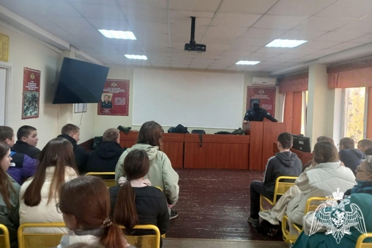 В Череповце росгвардейцы провели «Урок Мужества» для школьников