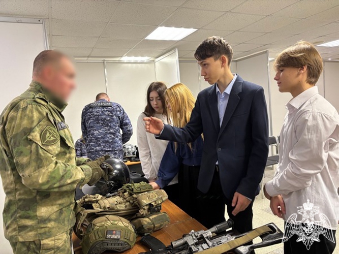 В Вологодской области росгвардейцы рассказали о своей профессии на ярмарке вакансий «День карьеры молодежи»