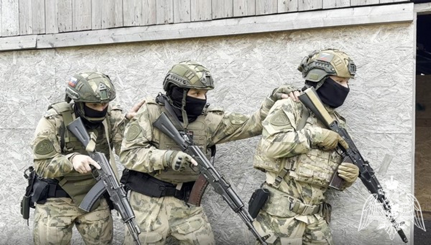 Сотрудники ОМОН «Титан» (г.Череповец) Росгвардии по Вологодской области провели тактико-специальное занятие (ВИДЕО)