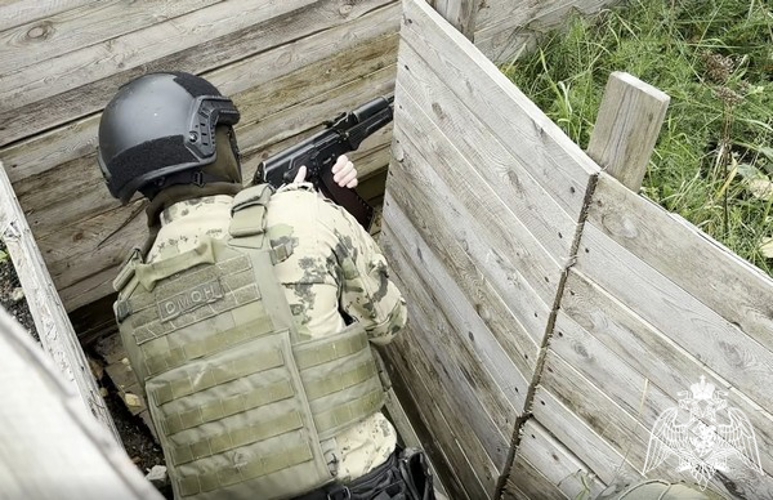 Сотрудники ОМОН «Титан» (г.Череповец) Росгвардии по Вологодской области провели тактико-специальное занятие (ВИДЕО)