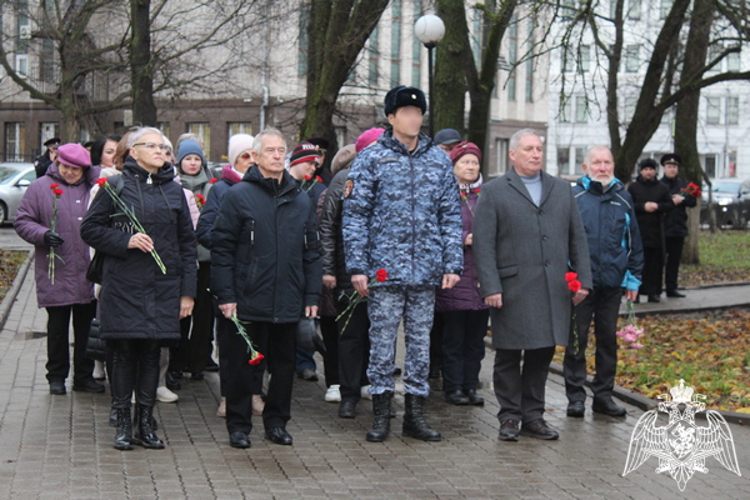 В Вологде росгвардейцы приняли участие в памятном мероприятии ко Дню сотрудников органов внутренних дел