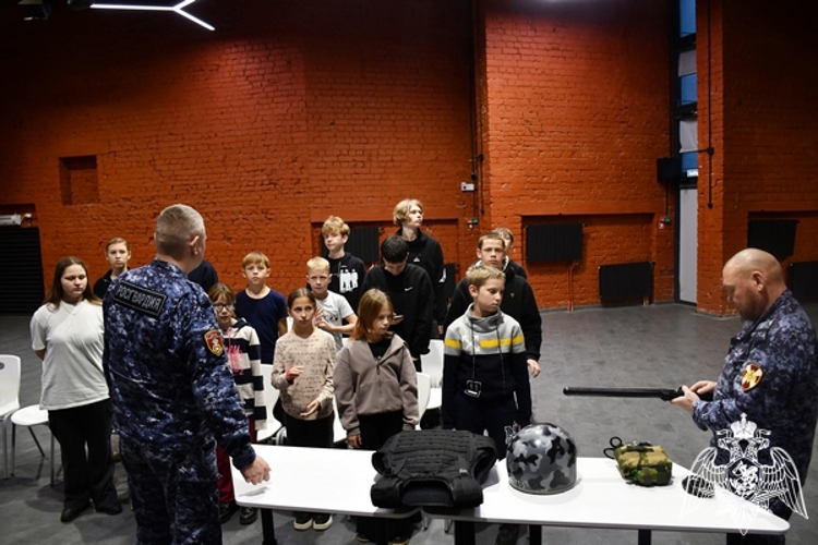 В Вологодской области росгвардейцы провели «Урок Мужества» для школьников в военно-патриотическом центре «Авангард»