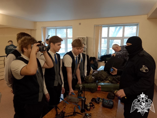 В Череповце сотрудники Росгвардии рассказали о своей службе будущим призывникам