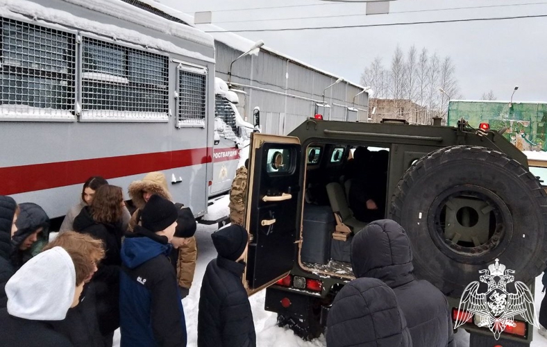 Сотрудники ОМОН «Титан» рассказали череповецким школьникам о Героях Отечества