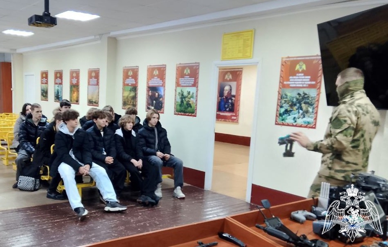 Сотрудники ОМОН «Титан» рассказали череповецким школьникам о Героях Отечества