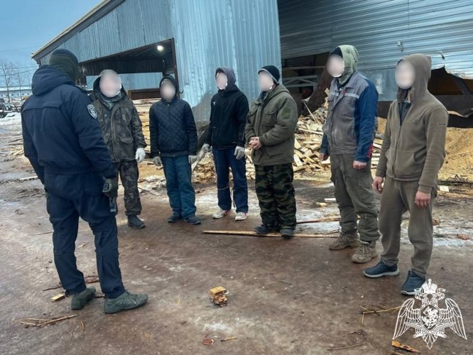 Сотрудники ОМОН «Вымпел» Росгвардии оказали силовую поддержку полицейским при проведении миграционных рейдов