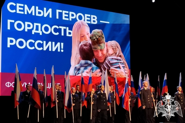 В Вологде сотрудники и военнослужащие региональной Росгвардии приняли участие в благотворительном форуме-концерте «Семьи Героев — гордость России»