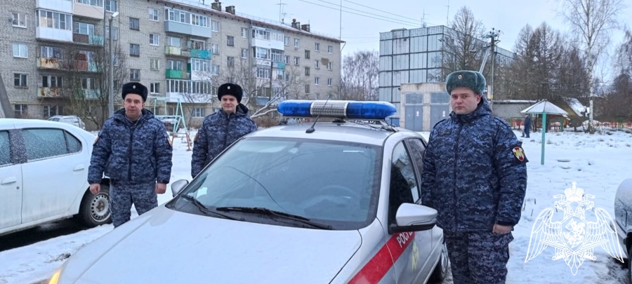В Вологодской области сотрудники Росгвардии задержали сокольчанина, который угрожал ножом медикам