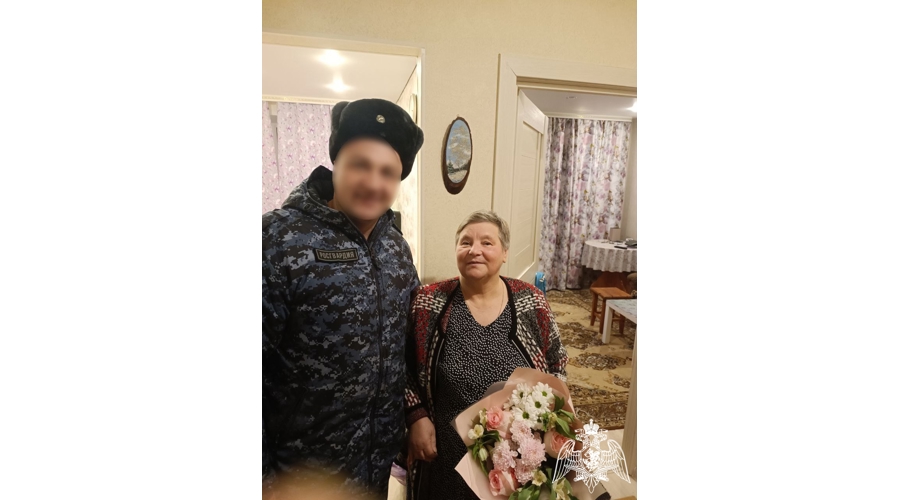 В Вологде сотрудники Росгвардии поздравили матерей сослуживцев, погибших при исполнении служебных обязанностей, с праздником