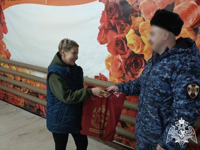 В Вологде сотрудники Росгвардии поздравили матерей сослуживцев, погибших при исполнении служебных обязанностей, с праздником