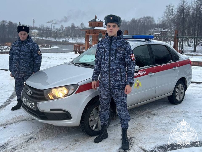 Сотрудники Росгвардии оказали помощь женщине, попавшей в трудную ситуацию