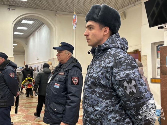 Сотрудники Росгвардии обеспечили общественную безопасность во время визита поезда Деда Мороза в Вологде