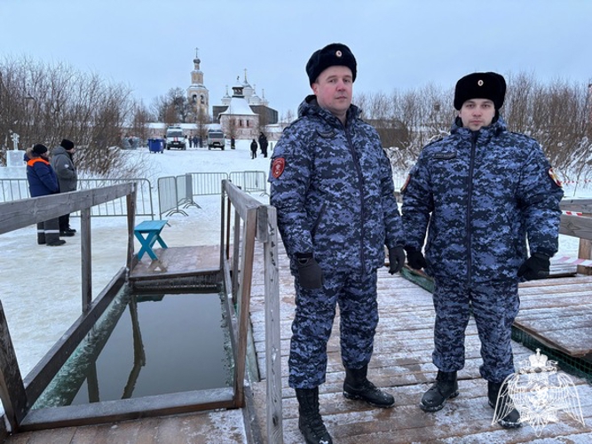 В Вологодской области росгвардейцы обеспечивают безопасность во время праздновании Крещения Господня