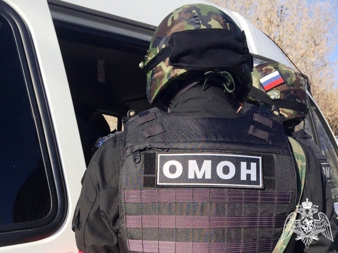 В Череповце сотрудники ОМОН «Титан» Росгвардии оказали силовую поддержку полицейским при проведении миграционного рейда