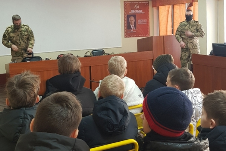 Росгвардейцы провели для череповецких школьников «Урок Мужества», посвященный блокадному Ленинграду