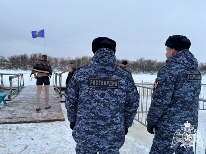 В Вологодской области росгвардейцы обеспечивают безопасность во время праздновании Крещения Господня
