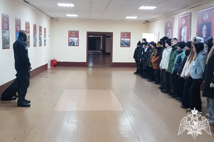 Росгвардейцы провели для череповецких школьников «Урок Мужества», посвященный блокадному Ленинграду