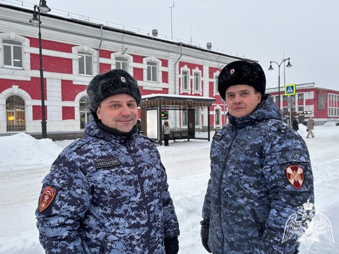Сотрудники Росгвардии обеспечили общественную безопасность во время визита поезда Деда Мороза в Вологде