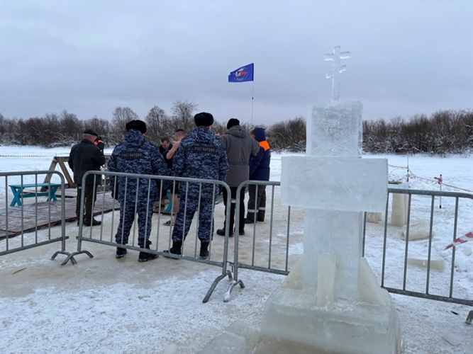 В Вологодской области росгвардейцы обеспечивают безопасность во время праздновании Крещения Господня