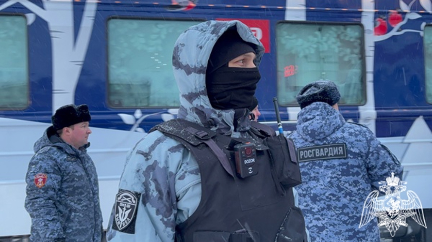 Сотрудники Росгвардии обеспечили общественную безопасность во время визита поезда Деда Мороза в Вологде