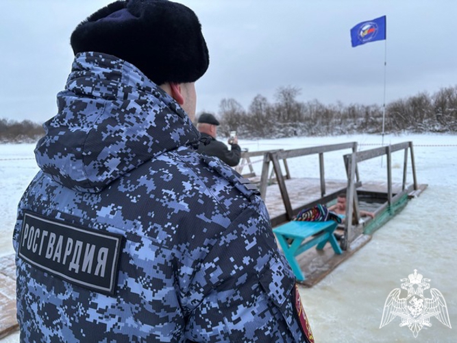 В Вологодской области росгвардейцы обеспечивают безопасность во время праздновании Крещения Господня