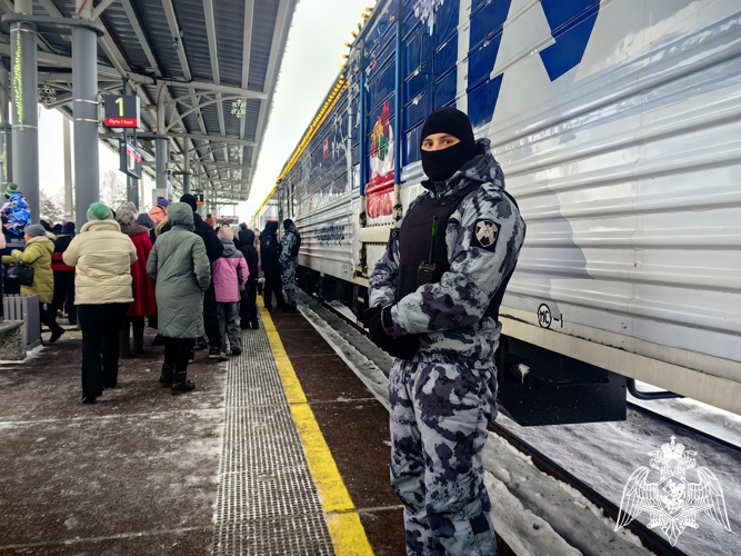 Сотрудники Росгвардии обеспечили общественную безопасность во время визита поезда Деда Мороза в Великом Устюге