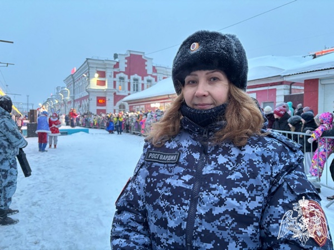 Сотрудники Росгвардии обеспечили общественную безопасность во время визита поезда Деда Мороза в Вологде
