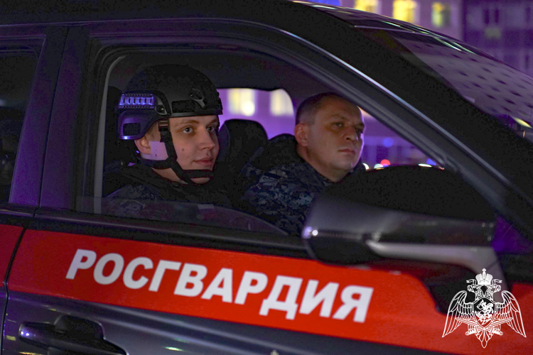 Сотрудники вневедомственной охраны Росгвардии провели флешмоб, посвященный Году единства народов России