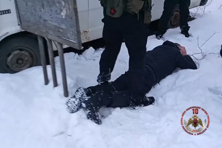 В Вытегре при содействии сотрудников СОБР задержан гражданин, подозреваемый в хранении с целью сбыта немаркированной алкогольной и табачной продукции в особо крупном размере