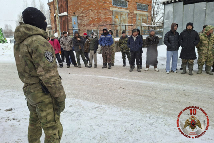В Вологде сотрудники ОМОН «Вымпел» Росгвардии оказали силовую поддержку полицейским при проведении миграционного рейда