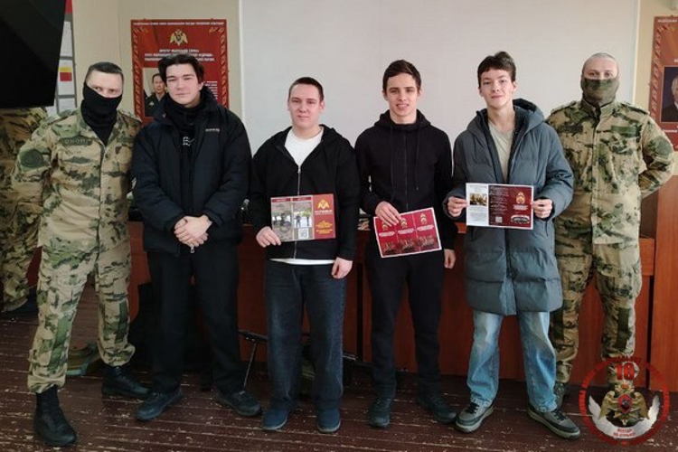 Сотрудники ОМОН «Титан» провели «Уроки Мужества» для череповецких школьников