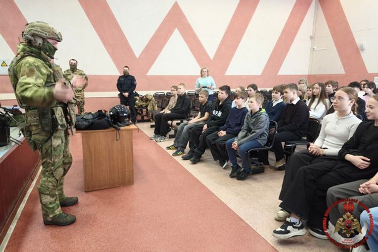 Сотрудники ОМОН «Титан» провели «Уроки Мужества» для череповецких школьников