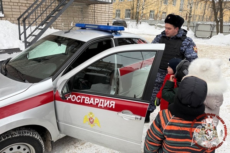 Сотрудники вневедомственной охраны Росгвардии провели «Урок Мужества» для вологодских школьников