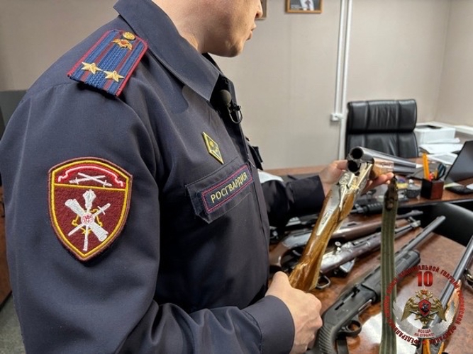 В Вологде сотрудники Центра лицензионно-разрешительной работы Росгвардии рассказали журналистам о своей работе