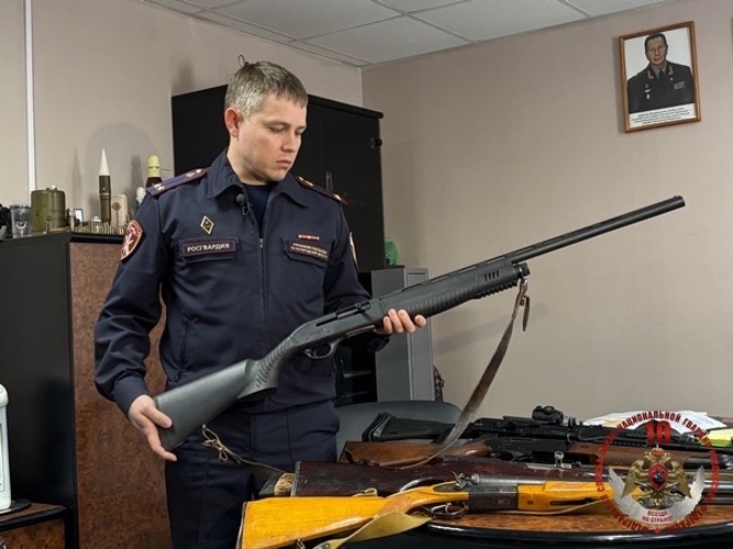 В Вологде сотрудники Центра лицензионно-разрешительной работы Росгвардии рассказали журналистам о своей работе