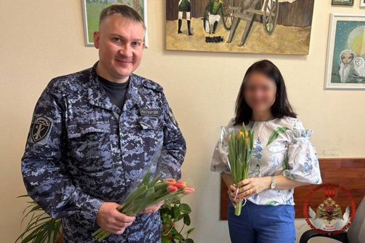 Офицеры Управления Росгвардии по Вологодской области поздравили женщин-коллег с 8 марта