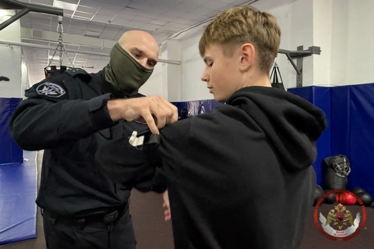 Сотрудники СОБР «Дружина» Росгвардии провели «Урок Мужества» для вологодских студентов