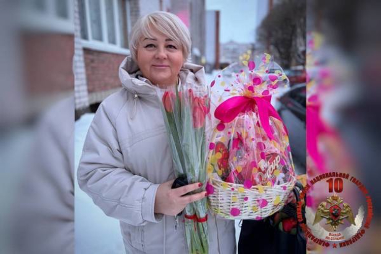 В Вологде сотрудники и военнослужащие Росгвардии поздравили с Международным женским днем матерей и вдов коллег, погибших при исполнении служебного долга