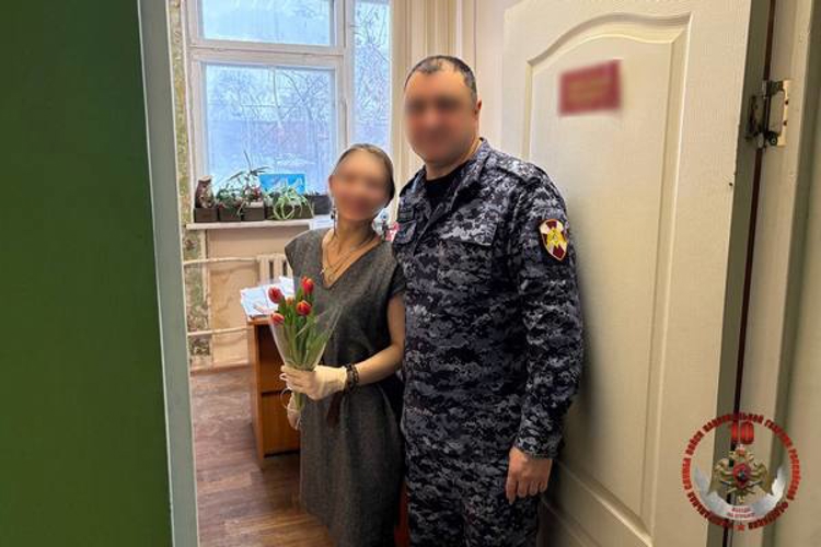 Офицеры Управления Росгвардии по Вологодской области поздравили женщин-коллег с 8 марта