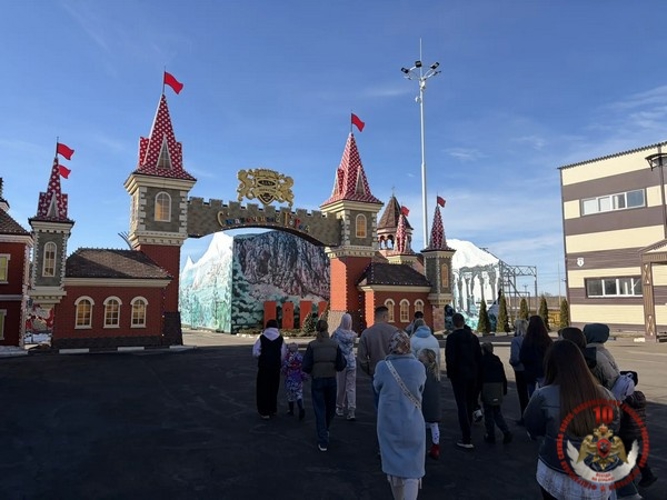 Росгвардейцы к 10-летию ведомства организовали для учащихся подшефной школы экскурсию на шоколадную фабрику