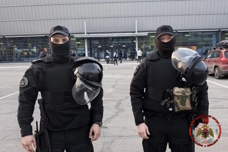 В Череповце сотрудники Росгвардии обеспечили безопасность хоккейного матча «Северсталь» - «Торпедо»