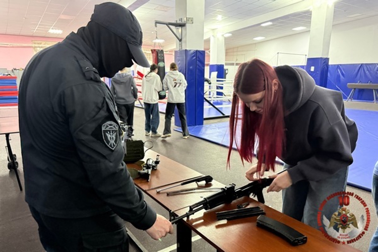Сотрудники СОБР «Дружина» Росгвардии провели «Урок Мужества» для вологодских студентов