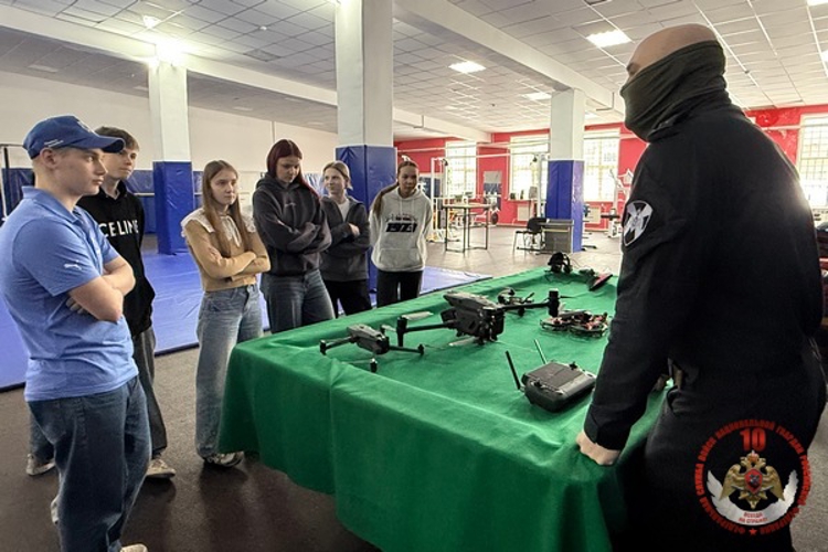 Сотрудники СОБР «Дружина» Росгвардии провели «Урок Мужества» для вологодских студентов