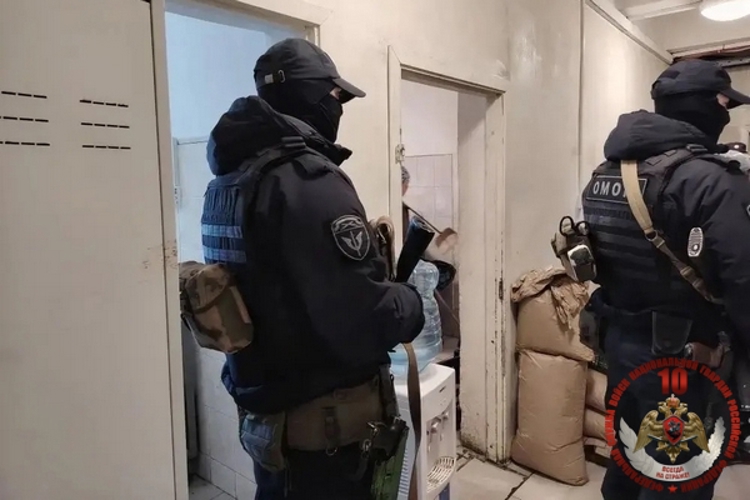 В Череповце сотрудники ОМОН «Титан» Росгвардии оказали силовую поддержку полицейским при проведении миграционных рейдов