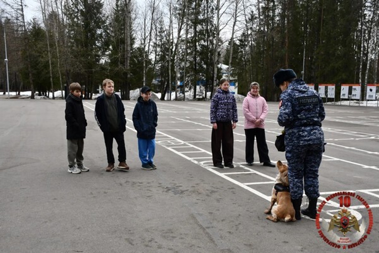 Росгвардейцы провели «Урок Мужества» для школьников в военно-патриотическом центре «Авангард» в Вологодской области